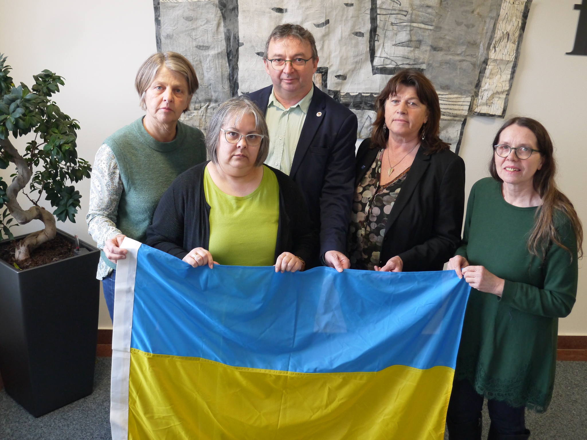 Grüne Bezirkstagsfraktion zeigt Solidarität mit der Ukraine und ruft zur Spende auf
