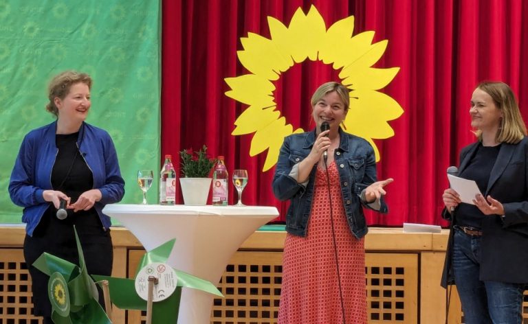 Für Stabilität und Energiewende in Europa: Andrea Wörle beim Wahlkampfauftakt mit Katharina Schulze in Hopfen am See