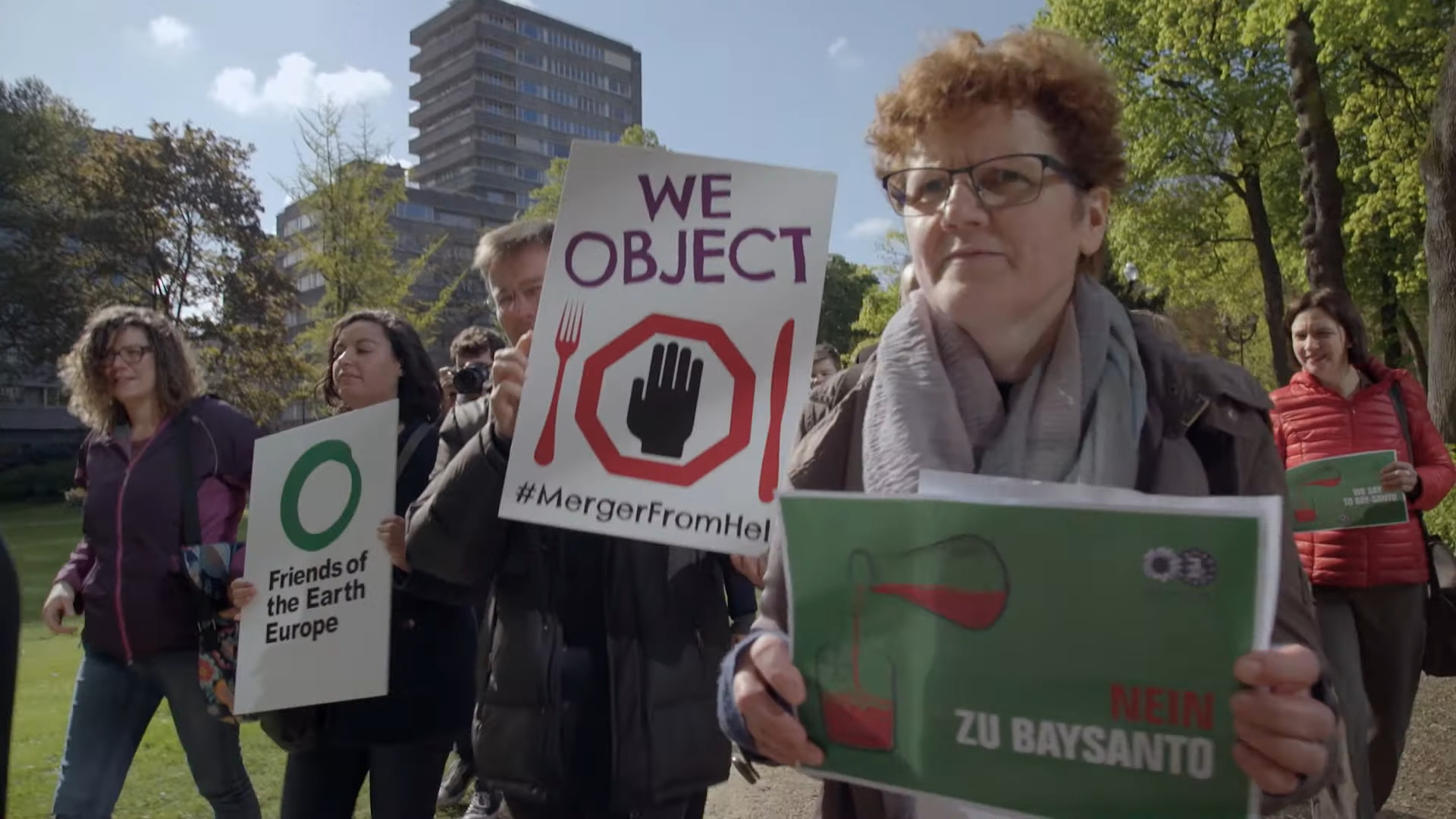Maria Heubuch im Film Landretter bei einer Demonstration