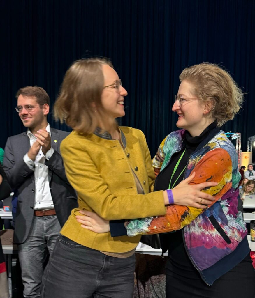 Andie und Eva, im Hintergrund Thomas