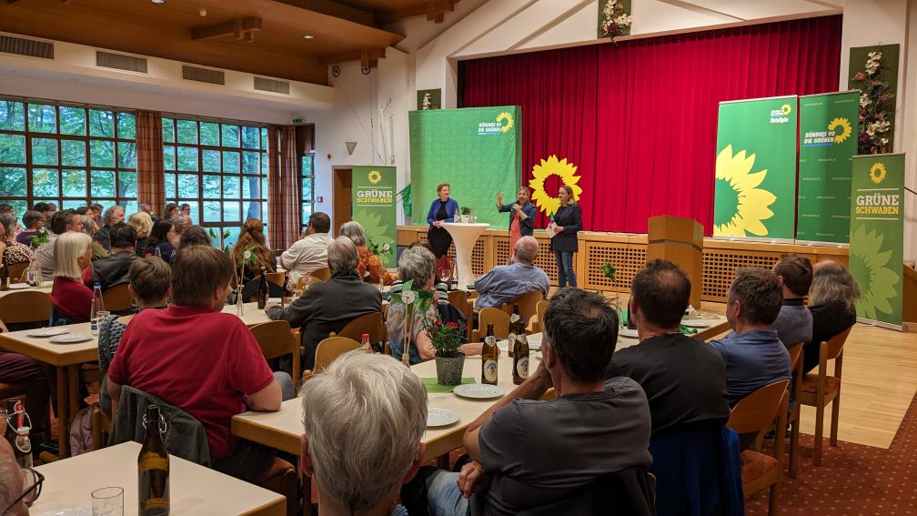 Blick vom Publikum auf die Bühne vom Haus Hopfensee