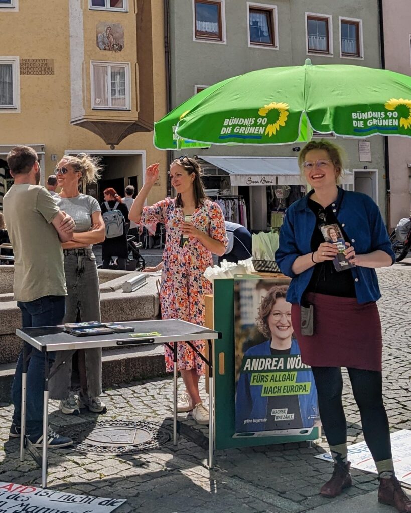 Andie am Füssener Brunnen beim Infostand