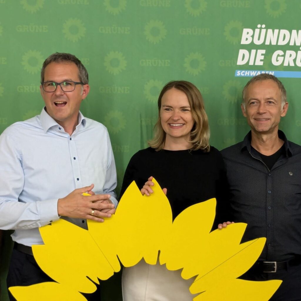 Oliver Schill, Maria Wißmiller und Günter Matuschak mit Logo-Sonnenblume