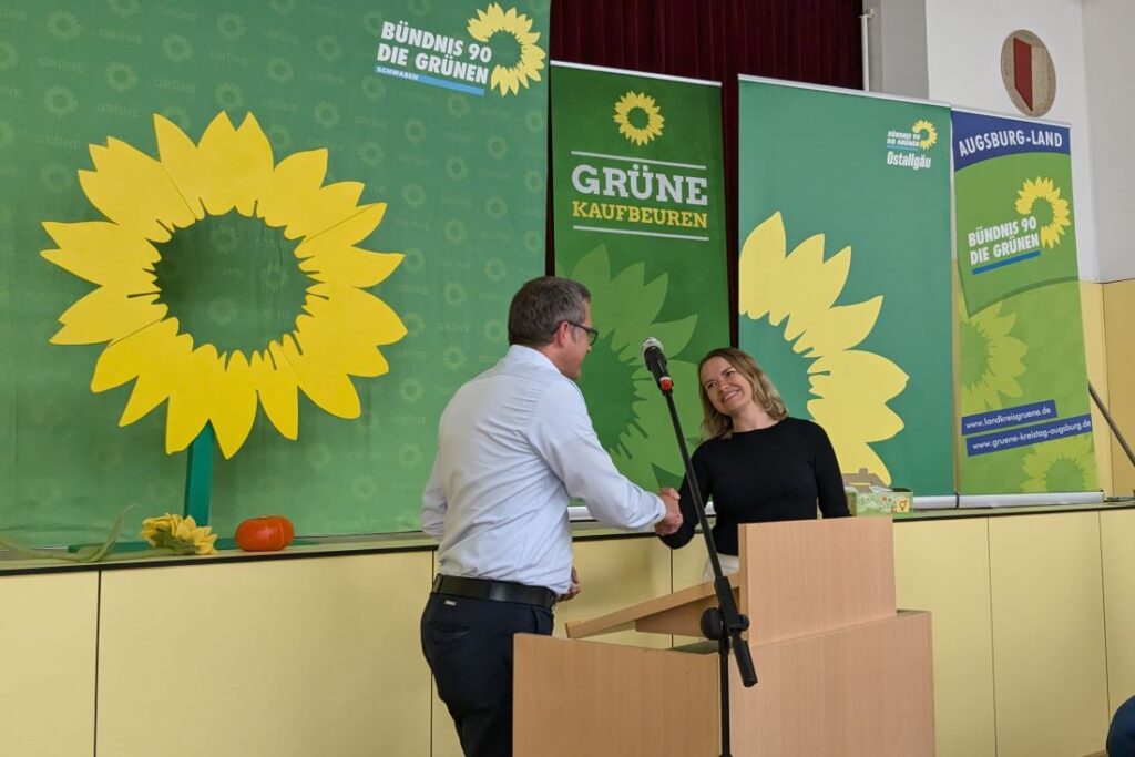 Oliver Schill gratuliert Maria Wißmiller