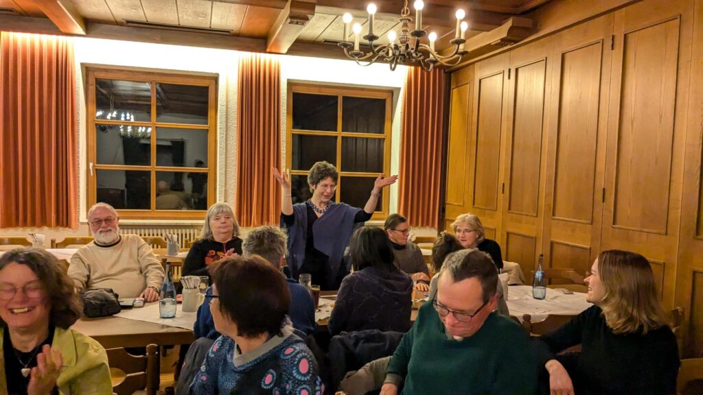Lisi Schleburg inmitten der Versammlung