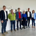 Gruppenfoto vor Franz Mensch Schriftzug an Wand